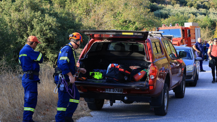 ΕΠΙΧΕΙΡΗΣΗ ΕΡΕΥΝΑΣ ΚΑΙ ΑΠΕΓΚΛΩΒΙΣΜΟΥ ΕΝΟΣ ΑΤΟΜΟΥ ΑΠΟ ΤΗΝ ΕΜΑΚ ΜΕΛΟΥΣ ΟΜΑΔΑΣ ΠΟΥ ΕΨΑΧΝΕ ΓΙΑ ΛΙΡΕΣ ΣΕ ΣΠΗΛΙΑ ΣΤΗΝ ΠΕΡΙΟΧΗ ΓΟΝΩΝ ΣΤΗ ΛΑΡΙΣΑ