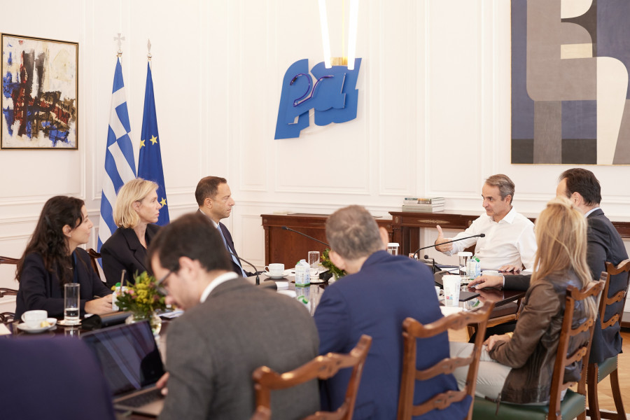 ΣΥΝΑΝΤΗΣΗ ΤΟΥ ΠΡΩΘΥΠΟΥΡΓΟΥ ΚΥΡΙΑΚΟΥ ΜΗΤΣΟΤΑΚΗ ΜΕ ΤΟΝ ΑΝΤΙΠΡΟΕΔΡΟ ΤΗΣ GOOGLE EVAN KOTSOVINOS (ΔΗΜΗΤΡΗΣ ΠΑΠΑΜΗΤΣΟΣ/ΓΡΑΦΕΙΟ ΤΥΠΟΥ ΠΡΩΘΥΠΟΥΡΓΟΥ/EUROKINISSI)