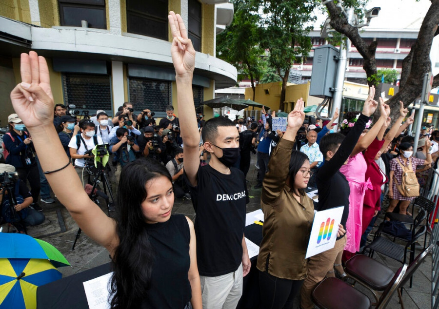 hunger-games-salute-thailand