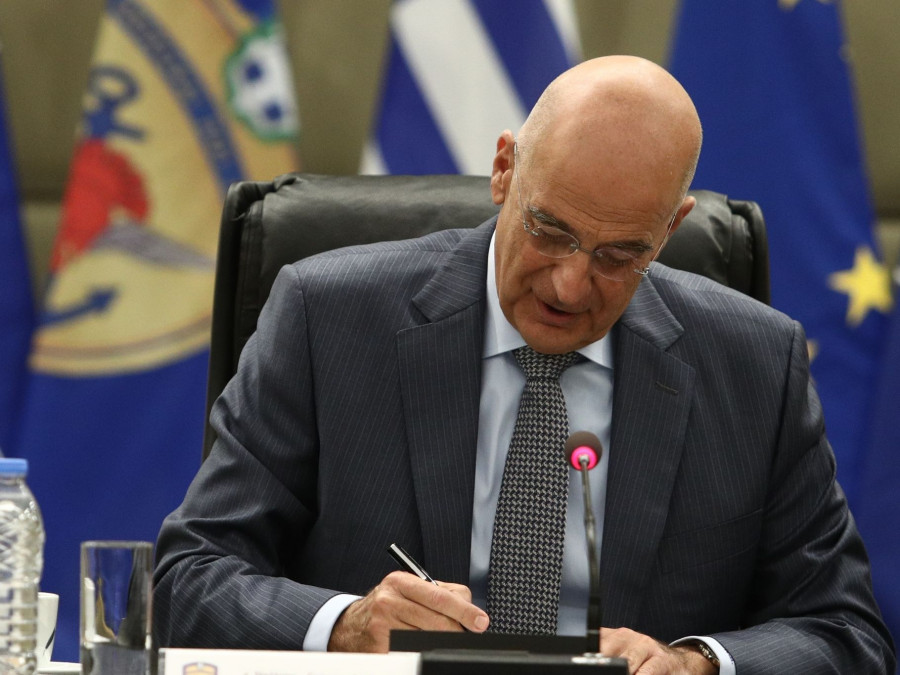 Δένδιας για Άγνωστο Στρατιώτη: «Το μνημείο ενώνει τους Έλληνες νυν και αεί»