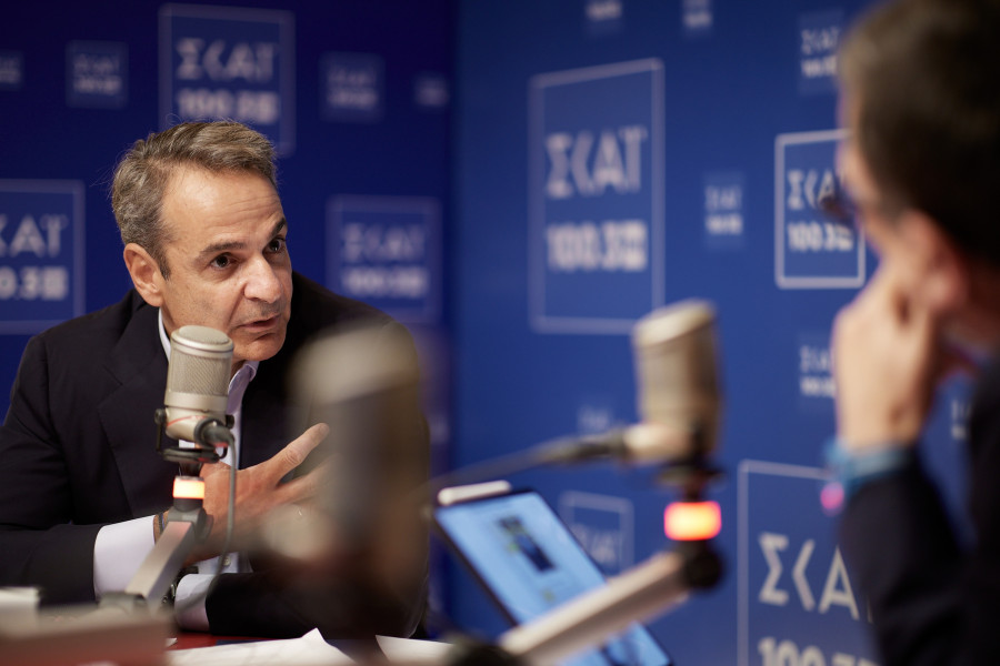 ΣΥΝΕΝΤΕΥΞΗ ΤΟΥ ΠΡΩΘΥΠΟΥΡΓΟΥ ΚΥΡΙΑΚΟΥ ΜΗΤΣΟΤΑΚΗ ΣΤΟΝ ΡΑΔΙΟΦΩΝΙΚΟ ΣΤΑΘΜΟ ΣΚΑΪ 100,3 (ΔΗΜΗΤΡΗΣ ΠΑΠΑΜΗΤΣΟΣ/ΓΡΑΦΕΙΟ ΤΥΠΟΥ ΠΡΩΘΥΠΟΥΡΓΟΥ/EUROKINISSI)