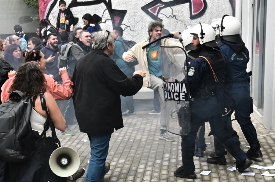[381367] ΔΙΑΜΑΡΤΥΡΙΑ ΕΚΠΑΙΔΕΥΤΙΚΩΝ ΚΑΙ ΓΟΝΕΩΝ ΣΤΗΝ ΔΙΕΥΘΥΝΣΗ ΠΡΩΤΟΒΑΘΜΙΑΣ ΕΚΠΑΙΔΕΥΣΗΣ ΓΙΑ ΤΙΣ ΣΥΜΠΤΥΞΕΙΣ ΤΜΗΜΑΤΩΝ (ΚΩΣΤΑΣ ΤΖΟΥΜΑΣ/EUROKINISSI)