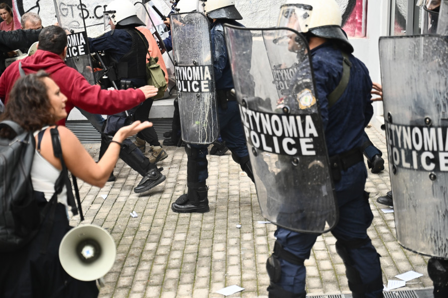 ΔΙΑΜΑΡΤΥΡΙΑ ΕΚΠΑΙΔΕΥΤΙΚΩΝ ΚΑΙ ΓΟΝΕΩΝ ΣΤΗΝ ΔΙΕΥΘΥΝΣΗ ΠΡΩΤΟΒΑΘΜΙΑΣ ΕΚΠΑΙΔΕΥΣΗΣ ΓΙΑ ΤΙΣ ΣΥΜΠΤΥΞΕΙΣ ΤΜΗΜΑΤΩΝ (ΚΩΣΤΑΣ ΤΖΟΥΜΑΣ/EUROKINISSI)