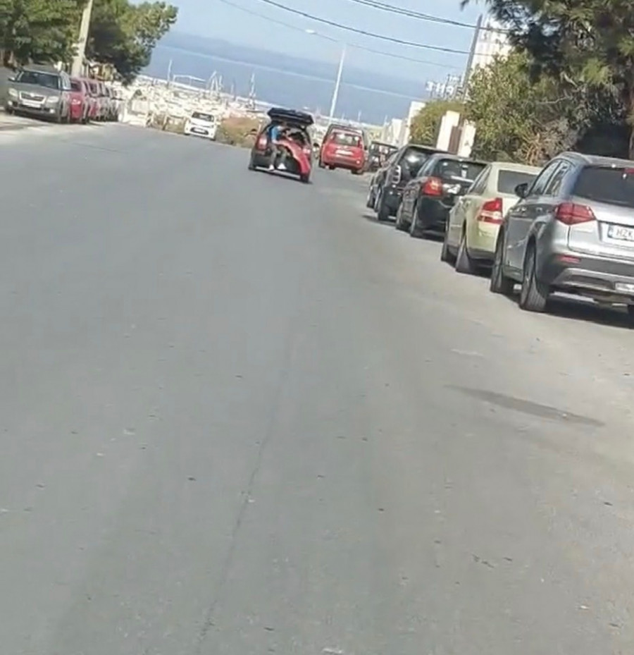 Αδιανόητη εικόνα στο Ηράκλειο: Άνδρας ταξιδεύει καθισμένος στο ανοιχτό πορτ μπαγκάζ! 3 ΟΧΗΜΑ