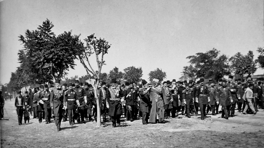 o-taxsin-pasa-sth-mesh-ths-fwtografias-me-ton-8rhskeytiko-hgeth-twn-moysoylmanwn-kai-o8wmanoys-a3iwmatoyxoys-to-1910-1911.jpg