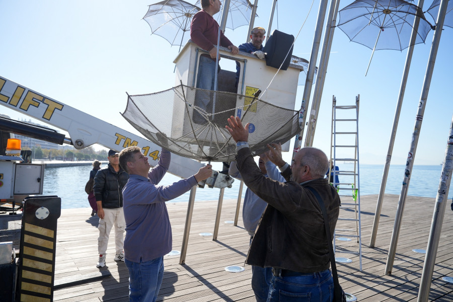 George Zongolopoulos; Thessaloniki; landmark; sculpture; umbrelllas; Γεώργιος Ζογγολόπουλος; Γιώργος Ζογγολόπουλος; Θεσσαλονίκη; γλυπτό; εργασίες; ομπρέλες; συντήρηση;