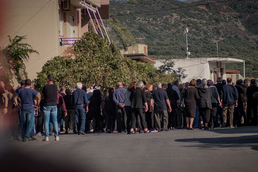 [381724] ΚΗΔΕΙΑ ΤΗΣ 56ΧΡΟΝΗΣ ΘΥΜΑΤΟΣ ΤΩΝ ΔΙΑΣΤΑΥΡΟΥΜΕΝΩΝ ΠΥΡΩΝ ΤΟΥ ΕΝΟΠΛΟΥ ΕΠΕΙΣΟΔΙΟΥ ΣΤΑ ΒΟΡΙΖΙΑ ΗΡΑΚΛΕΙΟΥ (ΓΙΑΝΝΗΣ ΑΓΓΕΛΑΚΗΣ/EUROKINISSI)