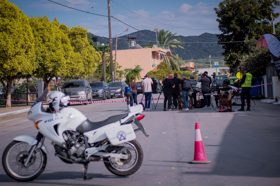 [381724] ΚΗΔΕΙΑ ΤΗΣ 56ΧΡΟΝΗΣ ΘΥΜΑΤΟΣ ΤΩΝ ΔΙΑΣΤΑΥΡΟΥΜΕΝΩΝ ΠΥΡΩΝ ΤΟΥ ΕΝΟΠΛΟΥ ΕΠΕΙΣΟΔΙΟΥ ΣΤΑ ΒΟΡΙΖΙΑ ΗΡΑΚΛΕΙΟΥ (ΓΙΑΝΝΗΣ ΑΓΓΕΛΑΚΗΣ/EUROKINISSI)