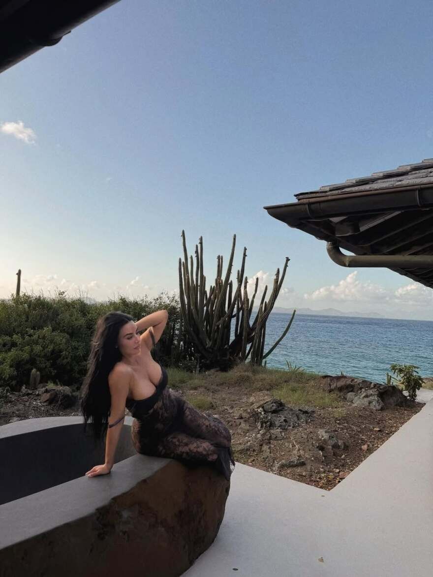 Κιμ Καρντάσιαν: Η αποκαλυπτική της εμφάνιση - Ποζάρει με διάφανο φόρεμα στη θάλασσα