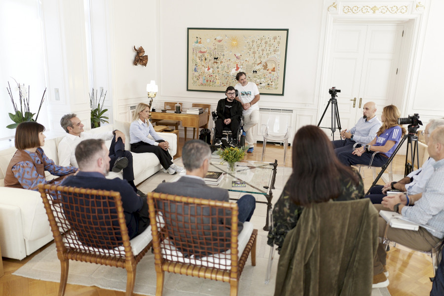 ΣΥΝΑΝΤΗΣΗ ΤΟΥ ΠΡΩΘΥΠΟΥΡΓΟΥ ΚΥΡΙΑΚΟΥ ΜΗΤΣΟΤΑΚΗ ΜΕ ΕΚΠΡΟΣΩΠΟΥΣ ΤΗΣ ΔΡΟΜΙΚΗΣ ΚΟΙΝΟΤΗΤΑΣ (ΓΡ. ΤΥΠΟΥ ΠΡΩΘΥΠΟΥΡΓΟΥ/ΔΗΜΗΤΡΗΣ ΠΑΠΑΜΗΤΣΟΣ/EUROKINISSI)