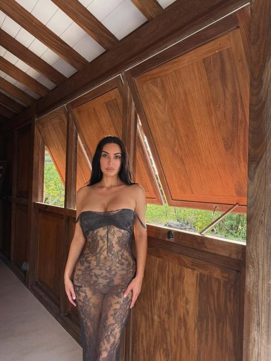 Κιμ Καρντάσιαν: Η αποκαλυπτική της εμφάνιση - Ποζάρει με διάφανο φόρεμα στη θάλασσα