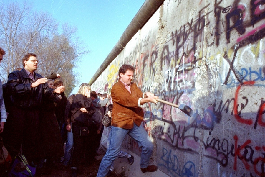 FALL OF BERLIN WALL