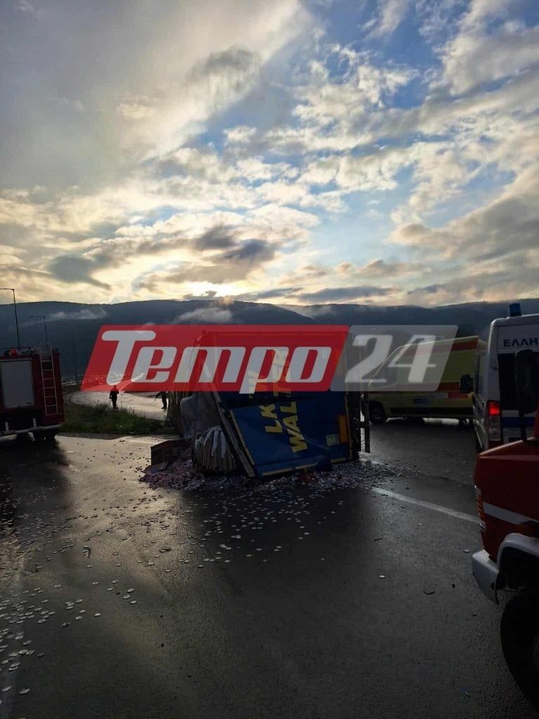 Ιωάννινα: Τούμπαρε νταλίκα - Επιχείρηση για τον απεγκλωβισμό του οδηγού (ΦΩΤΟ)