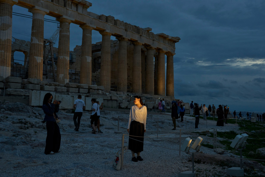 παρθενώνας ; σκαλωσιές; τουρίστρια