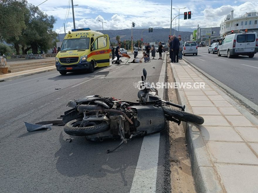 Τροχαίο με μια σοβαρά τραυματία στα Χανιά - Αναβάτης μηχανής έπεσε σε παρμπρίζ αυτοκινήτου, δείτε φωτογραφίες
