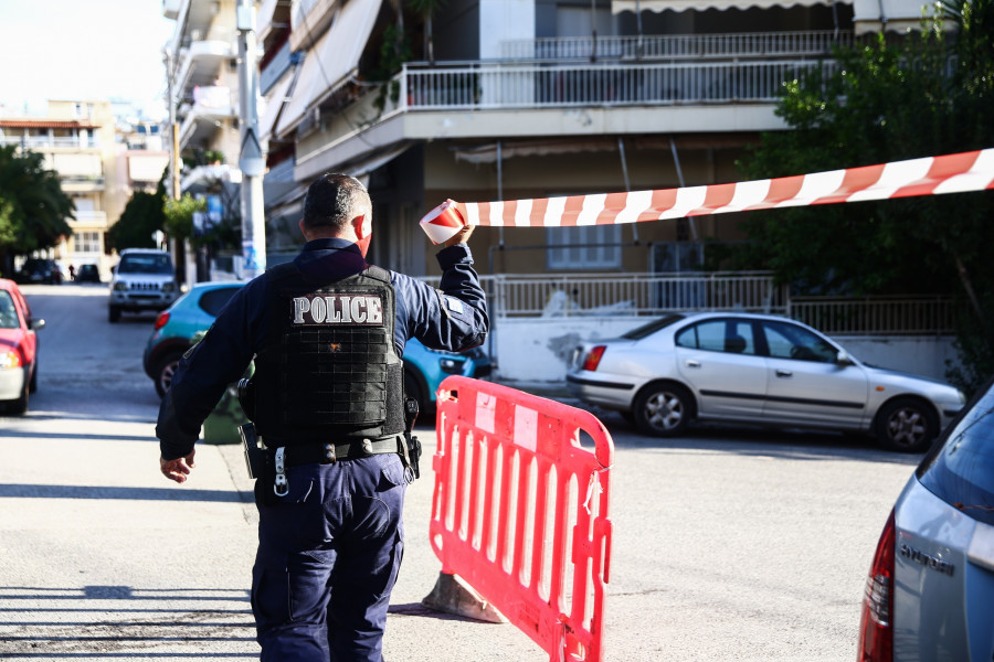 ΠΥΡΚΑΓΙΑ ΣΕ ΟΧΗΜΑ ΚΑΙ ΕΝΤΟΠΙΣΜΟΣ ΧΕΙΡΟΒΟΜΒΙΔΑΣ ΣΕ ΣΠΙΤΙ ΣΤΗ ΝΙΚΑΙΑ (ΔΑΝΑΗ ΔΑΥΛΟΠΟΥΛΟΥ/EUROKINISSI)