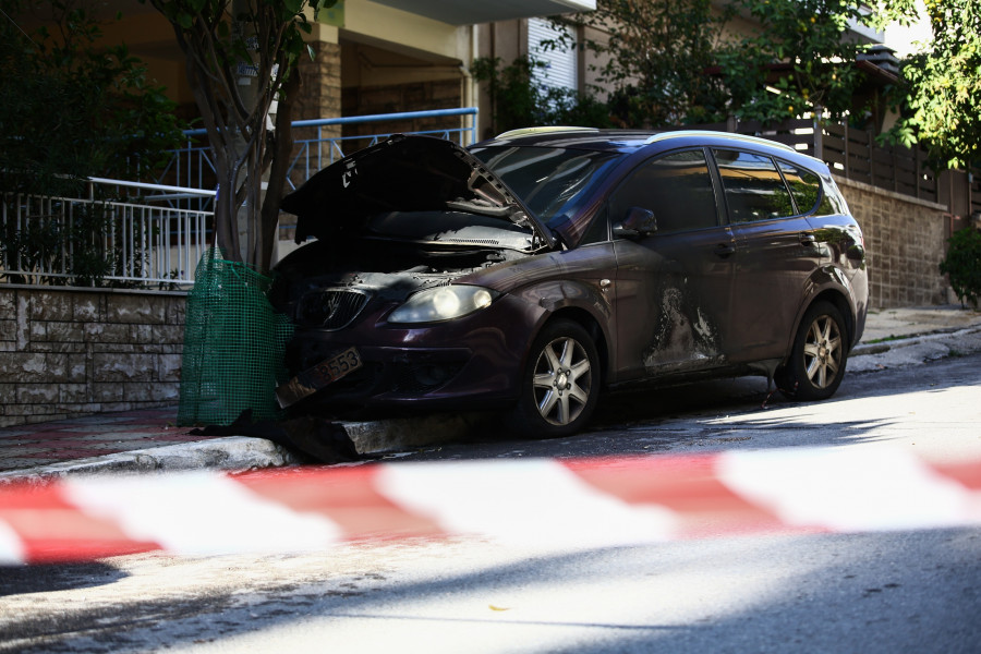 ΠΥΡΚΑΓΙΑ ΣΕ ΟΧΗΜΑ ΚΑΙ ΕΝΤΟΠΙΣΜΟΣ ΧΕΙΡΟΒΟΜΒΙΔΑΣ ΣΕ ΣΠΙΤΙ ΣΤΗ ΝΙΚΑΙΑ (ΔΑΝΑΗ ΔΑΥΛΟΠΟΥΛΟΥ/EUROKINISSI)