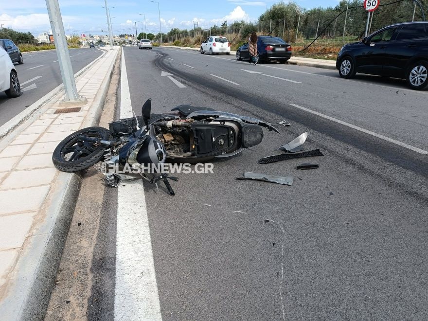 Τροχαίο με μια σοβαρά τραυματία στα Χανιά - Αναβάτης μηχανής έπεσε σε παρμπρίζ αυτοκινήτου, δείτε φωτογραφίες
