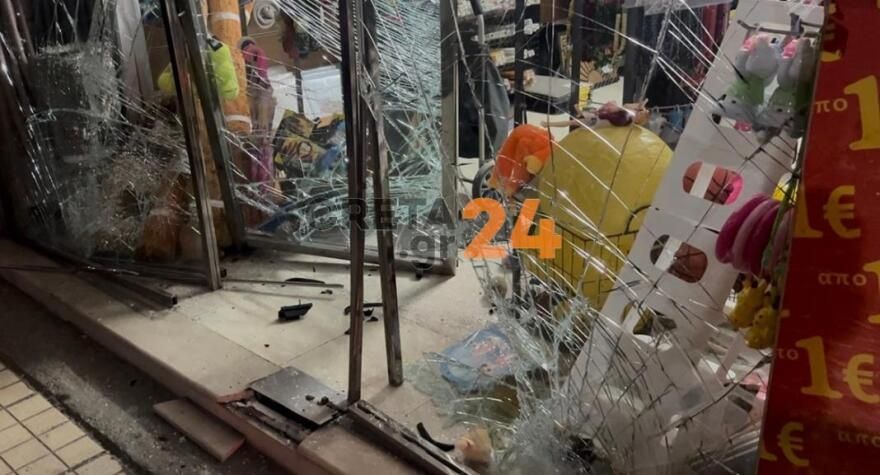 Αυτοκίνητο έπεσε σε κατάστημα στο Ηράκλειο - Διέλυσε τη βιτρίνα του