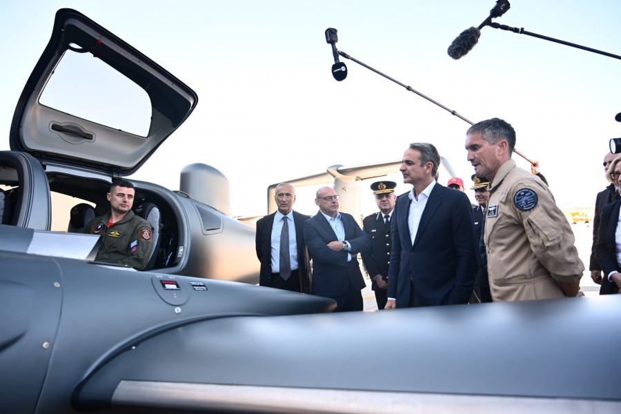 [381993] ΠΑΡΑΛΑΒΗ ΤΡΙΩΝ ΑΕΡΟΣΚΑΦΩΝ DIAMOND DA62 MPP ΤΟΥ ΠΥΡΟΣΒΕΣΤΙΚΟΥ ΣΩΜΑΤΟΣ ΑΠΟ ΤΟ ΥΠΟΥΡΓΕΙΟ ΚΛΙΜΑΤΙΚΗΣ ΚΡΙΣΗΣ ΚΑΙ ΠΟΛΙΤΙΚΗΣ ΠΡΟΣΤΑΣΙΑΣ (ΚΩΣΤΑΣ ΤΖΟΥΜΑΣ/EUROKINISSI)