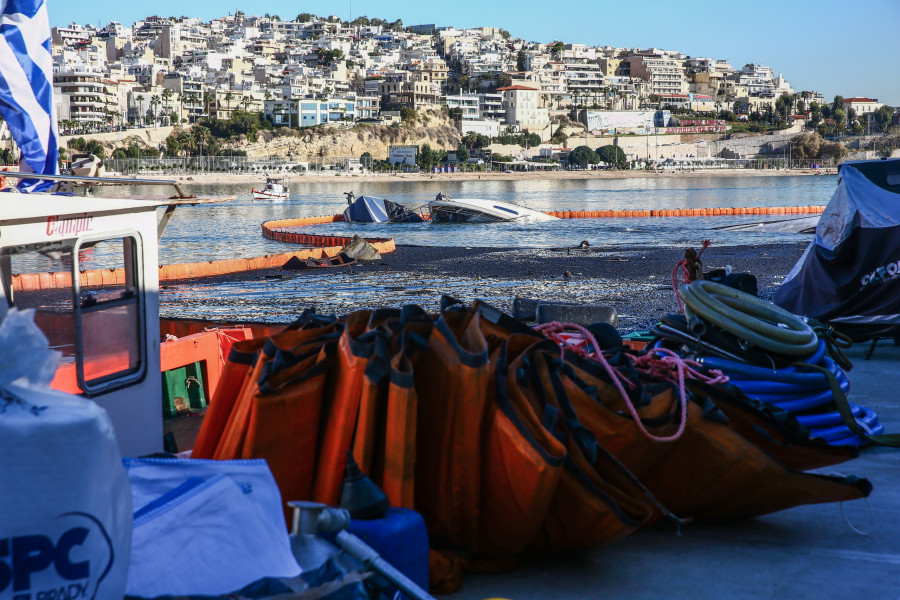 [381992] ΠΥΡΚΑΓΙΑ ΣΕ ΣΚΑΦΗ ΣΤΗΝ ΜΑΡΙΝΑ ΖΕΑΣ (ΔΑΝΑΗ ΔΑΥΛΟΠΟΥΛΟΥ/EUROKINISSI)