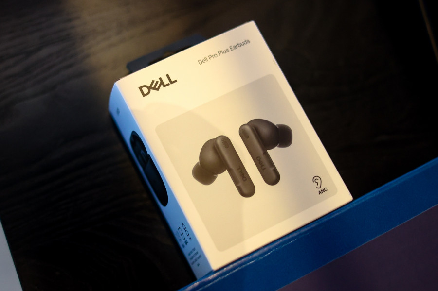 dell-exclusive-store-earbuds.jpg