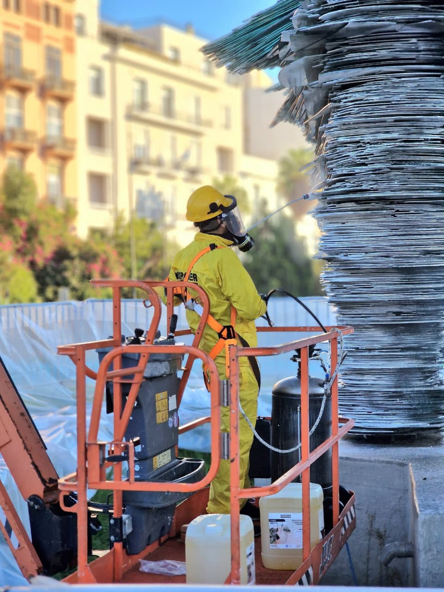 Προγραμματισμένος καθαρισμός του γλυπτού «Δρομέας» από τον Δήμο Αθηναίων. EUROKINISSI.