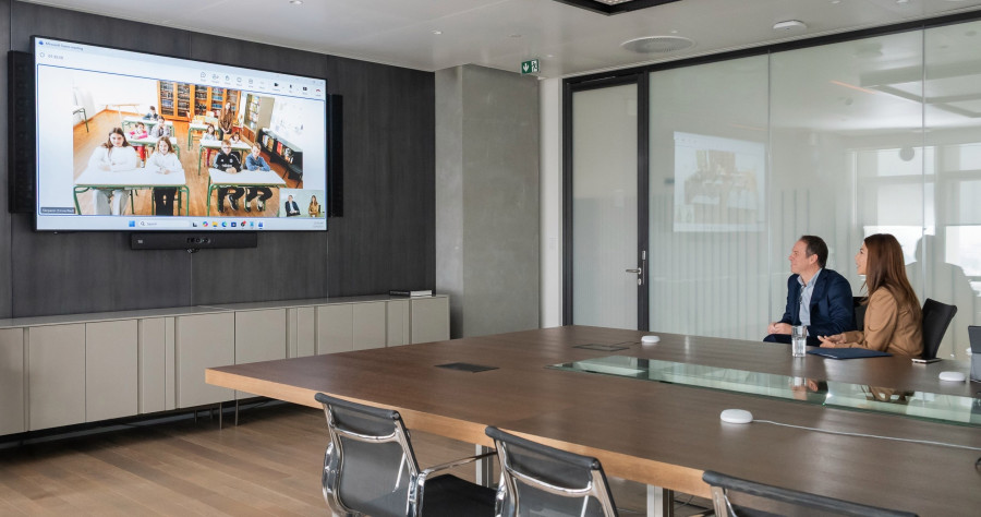 H Υπουργός Παιδείας, Σοφία Ζαχαράκη μαζί με τον Πρόεδρο και Διευθύνοντα Σύμβουλο του Ομίλου ΟΤΕ, Κώστα Νεμπή