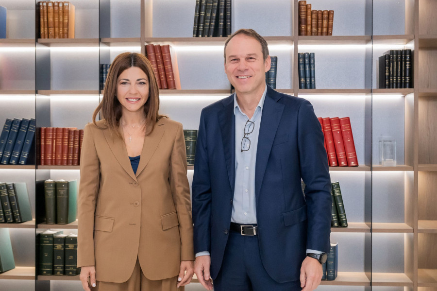 H Υπουργός Παιδείας, Σοφία Ζαχαράκη μαζί με τον Πρόεδρο και Διευθύνοντα Σύμβουλο του Ομίλου ΟΤΕ, Κώστα Νεμπή