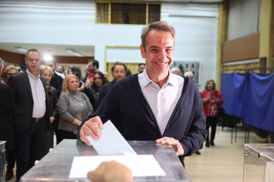 [382312] ΨΗΦΟΦΟΡΙΑ ΑΠΟ ΤΟΝ ΠΡΩΘΥΠΟΥΡΓΟ ΚΑΙ ΠΡΟΕΔΡΟ ΤΗΣ ΝΕΑΣ ΔΗΜΟΚΡΑΤΙΑΣ ΚΥΡΙΑΚΟ ΜΗΤΣΟΤΑΚΗ ΣΤΙΣ ΕΣΩΚΟΜΜΑΤΙΚΕΣ ΕΚΛΟΓΕΣ ΤΗΣ ΝΔ (ΓΙΑΝΝΗΣ ΠΑΝΑΓΟΠΟΥΛΟΣ/EUROKINISSI)