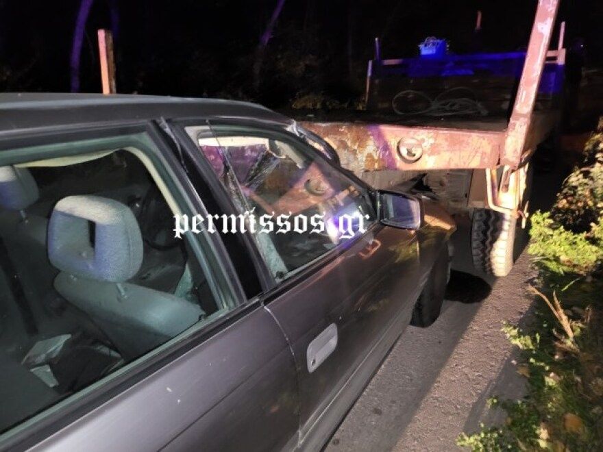 Αυτοκίνητο «καρφώθηκε» σε καρότσα τρακτέρ στην Αλίαρτο - Δείτε βίντεο και φωτογραφίες