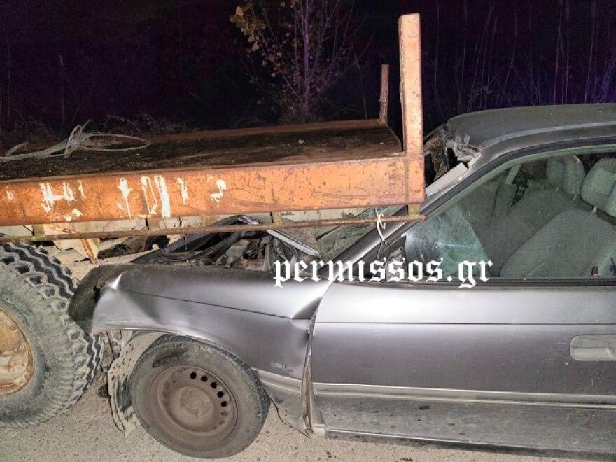Αυτοκίνητο «καρφώθηκε» σε καρότσα τρακτέρ στην Αλίαρτο - Δείτε βίντεο και φωτογραφίες