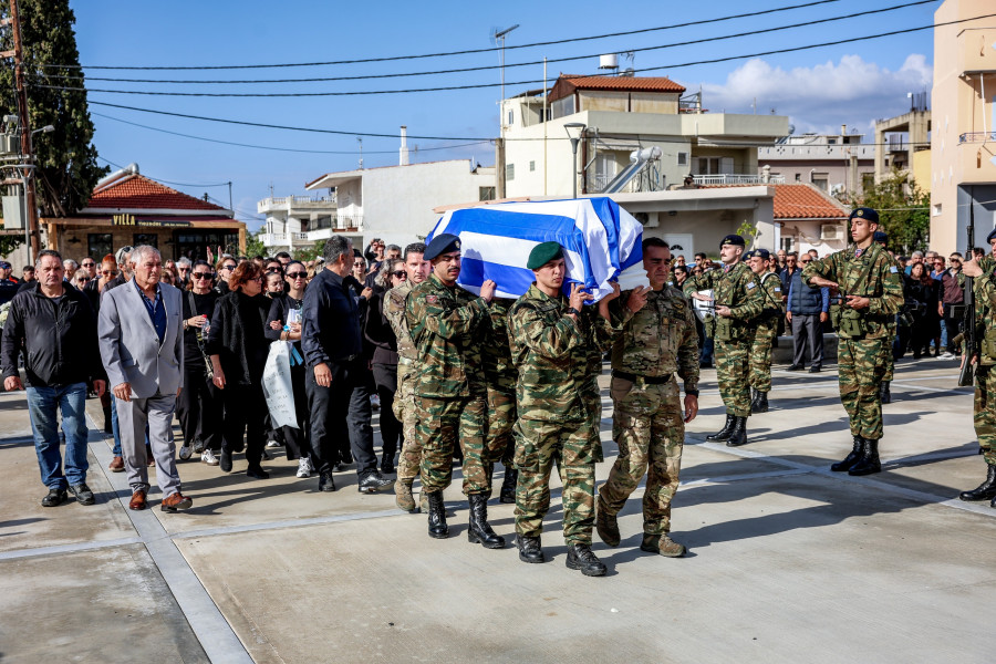 [382450] ΚΗΔΕΙΑ ΤΟΥ 19ΧΡΟΝΟΥ ΕΠΟΠ ΠΟΥ ΕΧΑΣΕ ΤΗ ΖΩΗ ΤΟΥ ΣΤΟ ΠΕΔΙΟ ΒΟΛΗΣ ΑΦΑΝΤΟΥ ΣΤΗ ΡΟΔΟ (ΣΤΕΦΑΝΟΣ ΡΑΠΑΝΗΣ/EUROKINISSI)