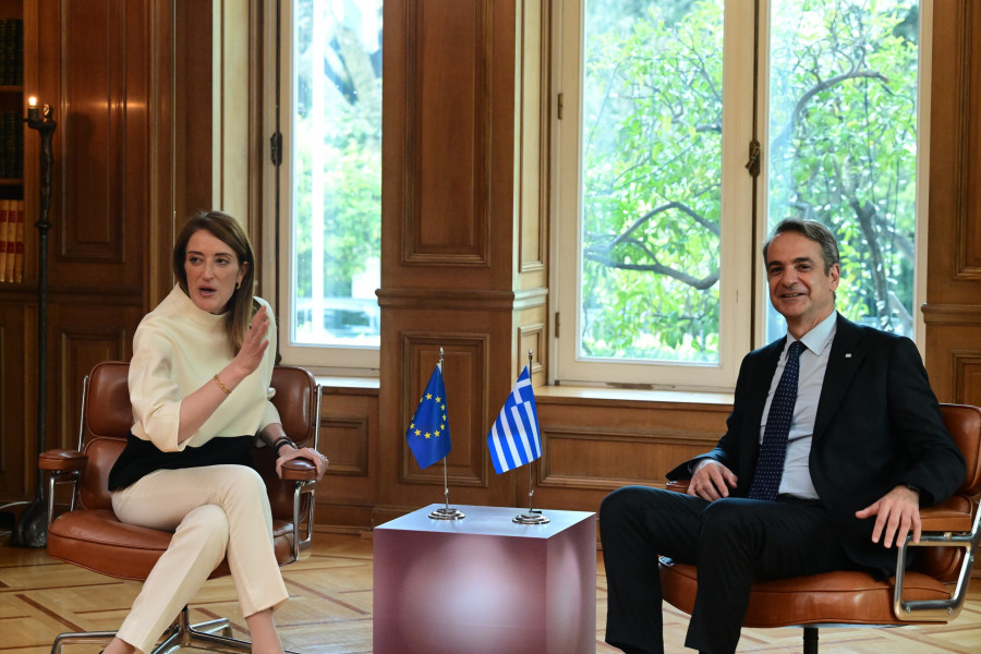 [382447] ΣΥΝΑΝΤΗΣΗ ΤΟΥ ΠΡΩΘΥΠΟΥΡΓΟΥ ΚΥΡΙΑΚΟΥ ΜΗΤΣΟΤΑΚΗ ΜΕ ΤΗΝ ΠΡΟΕΔΡΟ ΤΟΥ ΕΥΡΩΠΑΪΚΟΥ ΚΟΙΝΟΒΟΥΛΙΟΥ ROBERTA METSOLA (ΤΑΤΙΑΝΑ ΜΠΟΛΑΡΗ / EUROKINISSI)