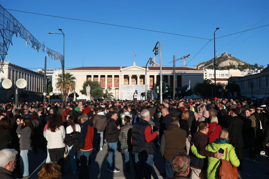 Πανστρατιωτική συγκέντρωση και πορεία στα Προπύλαια.