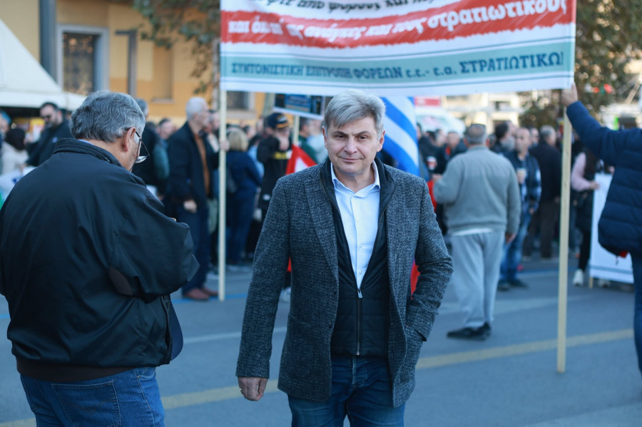 Πανστρατιωτική συγκέντρωση και πορεία στα Προπύλαια – Ο Νίκος Φαραντούρης.