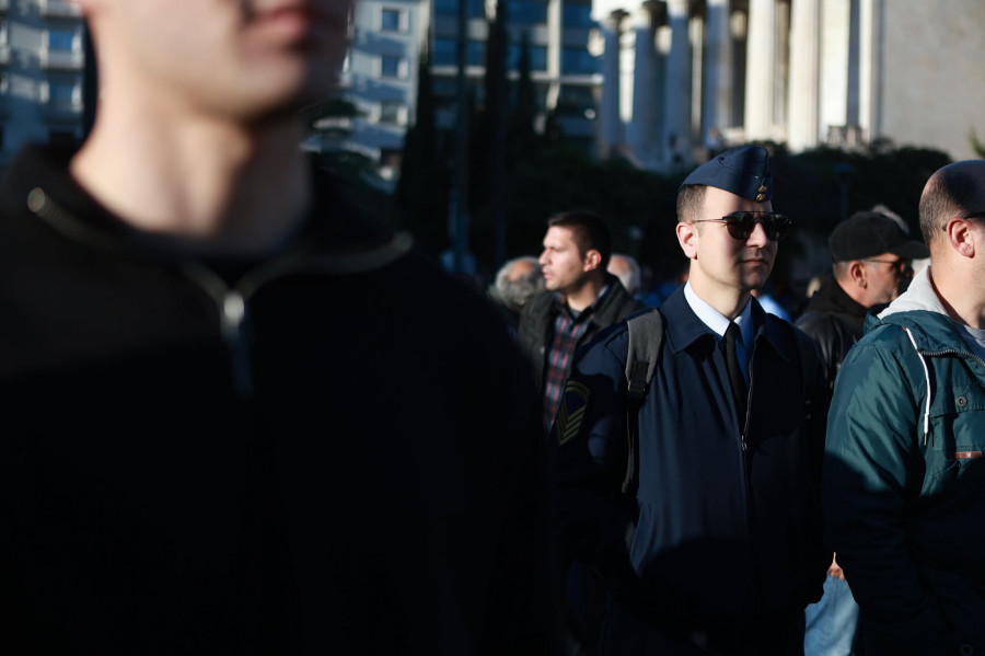 Πανστρατιωτική συγκέντρωση και πορεία στα Προπύλαια.