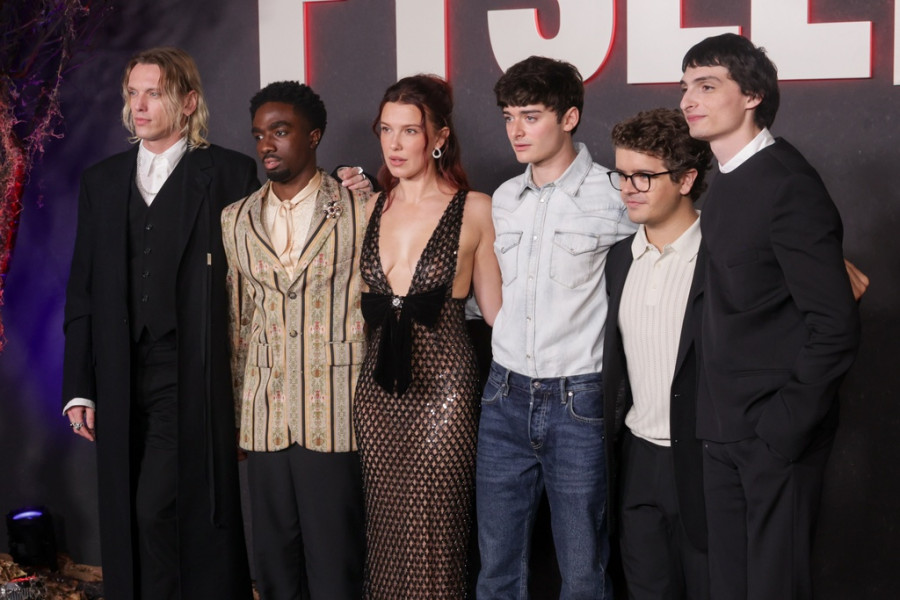Jamie Campbell Bower,Caleb McLaughlin,Millie Bobby Brown,Noah Schnapp,Gaten Matarazzo,Finn Wolfhard