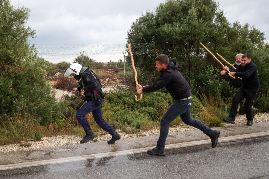 ΜΠΛΟΚΟ ΑΓΡΟΤΩΝ ΚΑΙ ΕΠΕΙΣΟΔΙΑ ΣΤΟ ΑΕΡΟΔΡΟΜΙΟ ΧΑΝΙΩΝ