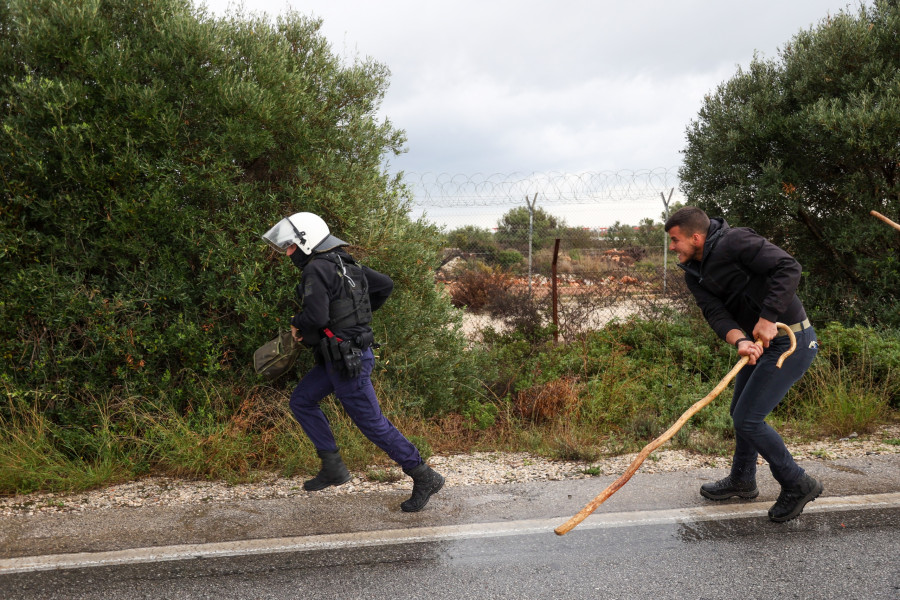 ΜΠΛΟΚΟ ΑΓΡΟΤΩΝ ΚΑΙ ΕΠΕΙΣΟΔΙΑ ΣΤΟ ΑΕΡΟΔΡΟΜΙΟ ΧΑΝΙΩΝ