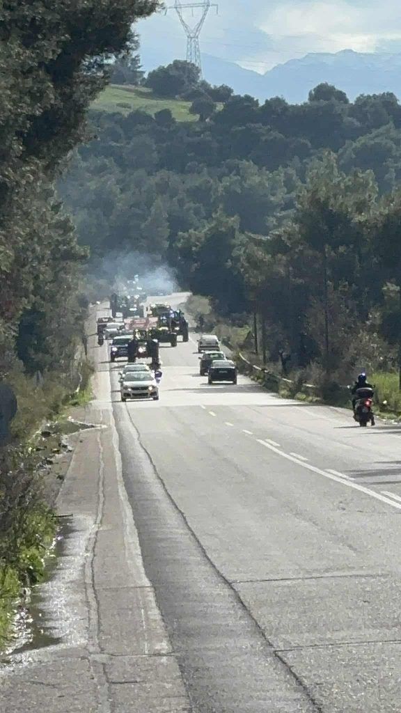 Απετράπη η είσοδος αγροτών της Αχαΐας στην πόλη της Πάτρας – Έκλεισαν και τα δύο ρεύματα στον Κόμβο Γλαύκου 