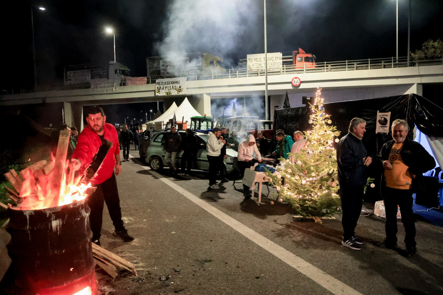 Κλείσιμο και των παράδρομων στο μπλόκο των αγροτών στη Νίκαια Λάρισας.