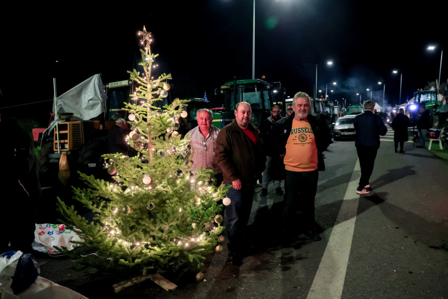 Κλείσιμο και των παράδρομων στο μπλόκο των αγροτών στη Νίκαια Λάρισας.