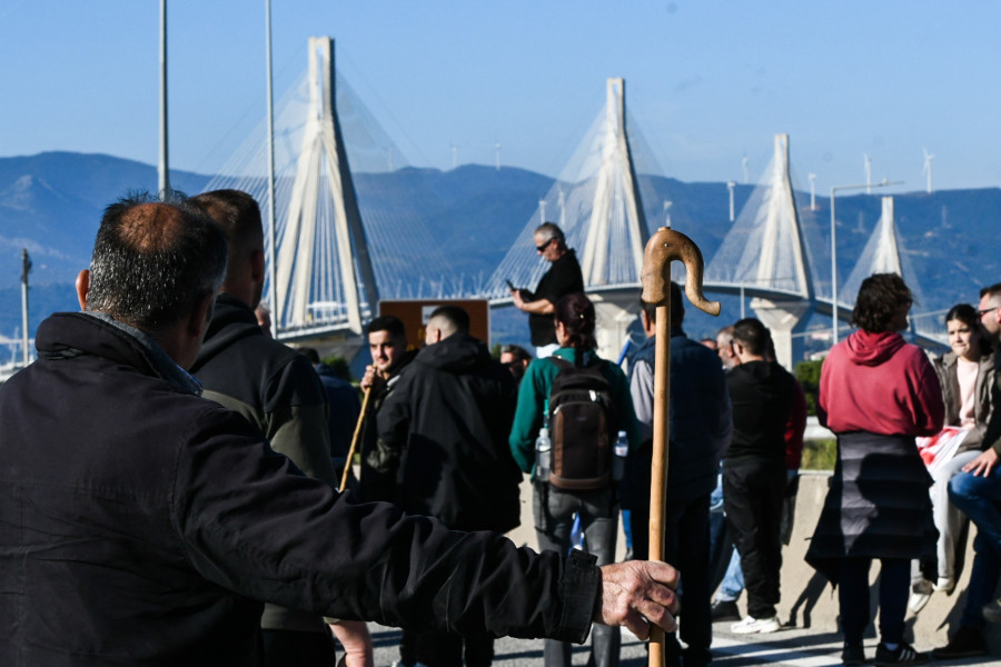 [382885] ΚΙΝΗΤΟΠΟΙΗΣΗ ΑΓΡΟΤΩΝ ΣΤΗΝ ΓΕΦΥΡΑ ΡΙΟΥ - ΑΝΤΙΡΡΙΟΥ (EUROKINISSI)