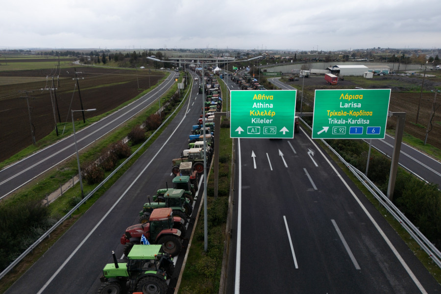 2025; Larisa; Larissa; farmers; protest; roadblock; tractor; Αγρότες; Εθνική Οδός; Λάρισα; Νίκαια; ΟΠΕΚΕΠΕ; ΠΑΘΕ; αγροτικό μπλόκο; διαμαρτυρία; μπλόκα; τρακτέρ; aerial; drone;