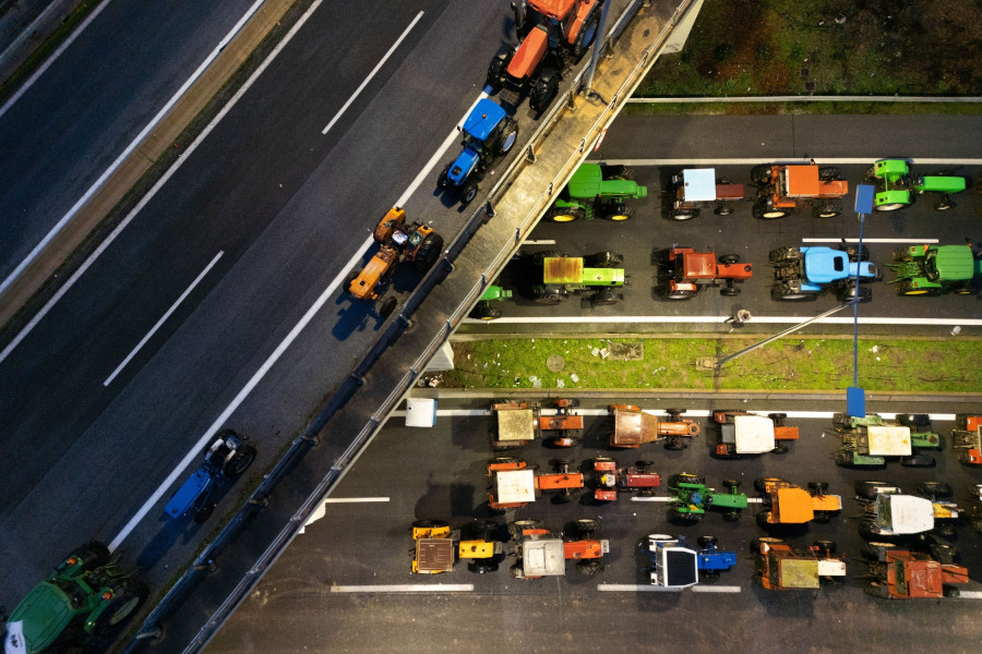 2025; Larisa; Larissa; farmers; protest; roadblock; tractor; Αγρότες; Εθνική Οδός; Λάρισα; Νίκαια; ΟΠΕΚΕΠΕ; ΠΑΘΕ; αγροτικό μπλόκο; διαμαρτυρία; μπλόκα; τρακτέρ; ; aerial; drone;