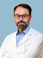 Ο Δρ. Νικόλαος Καραγεώργος Νευροχειρουργός, Διευθυντής Νευροχειρουργικής Κλινικής, Ιατρικό Κέντρο Αθηνών