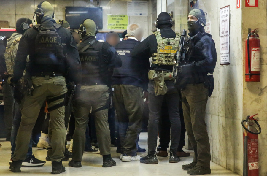 ΣΤΟΝ ΕΙΣΑΓΓΕΛΕΑ ΠΕΙΡΑΙΑ ΟΙ ΣΥΛΛΗΦΘΕΝΤΕΣ ΓΙΑ ΤΟ ΠΛΟΙΟ ΜΕ ΤΟΥΣ ΤΕΣΣΕΡΟΥΣ ΤΟΝΟΥΣ ΚΟΚΑΪΝΗΣ (ΔΑΝΑΗ ΔΑΥΛΟΠΟΥΛΟΥ/EUROKINISSI)