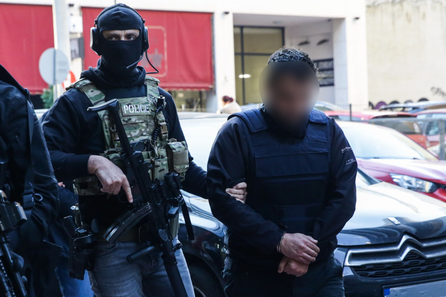 ΣΤΟΝ ΕΙΣΑΓΓΕΛΕΑ ΠΕΙΡΑΙΑ ΟΙ ΣΥΛΛΗΦΘΕΝΤΕΣ ΓΙΑ ΤΟ ΠΛΟΙΟ ΜΕ ΤΟΥΣ ΤΕΣΣΕΡΟΥΣ ΤΟΝΟΥΣ ΚΟΚΑΪΝΗΣ (ΔΑΝΑΗ ΔΑΥΛΟΠΟΥΛΟΥ/EUROKINISSI)