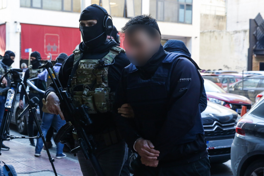 ΣΤΟΝ ΕΙΣΑΓΓΕΛΕΑ ΠΕΙΡΑΙΑ ΟΙ ΣΥΛΛΗΦΘΕΝΤΕΣ ΓΙΑ ΤΟ ΠΛΟΙΟ ΜΕ ΤΟΥΣ ΤΕΣΣΕΡΟΥΣ ΤΟΝΟΥΣ ΚΟΚΑΪΝΗΣ (ΔΑΝΑΗ ΔΑΥΛΟΠΟΥΛΟΥ/EUROKINISSI)